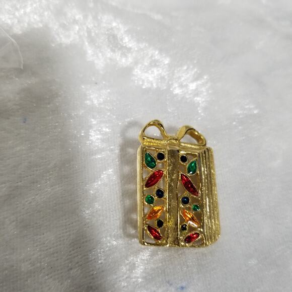 Christmas brooch gift has AAI on the back 1.1642 - Picture 2 of 9